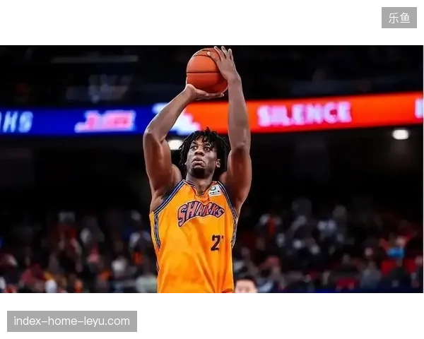 前NBA内线哈桑·怀特塞德凭借其出色的护筐能力，当选CBA赛季最佳防守球员
